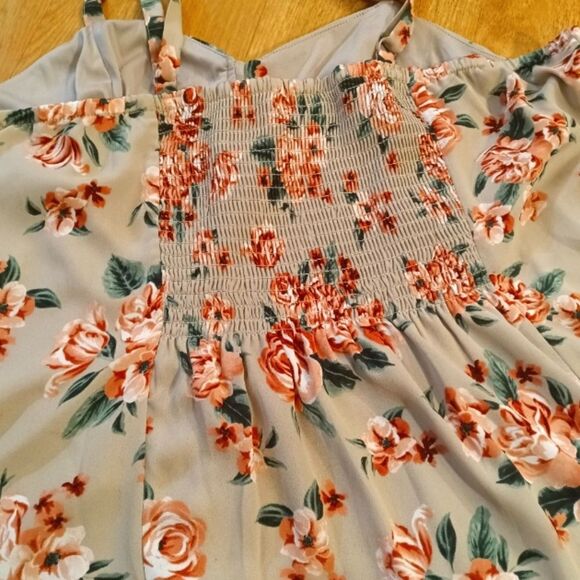Torrid Grey Pink Floral Fit and Flare Smocked Back Cami Top Sz 1 - Picture 5 of 6
